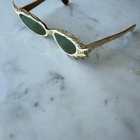 Vintage Cat Eye Sunglasses - Picture 3 of 4